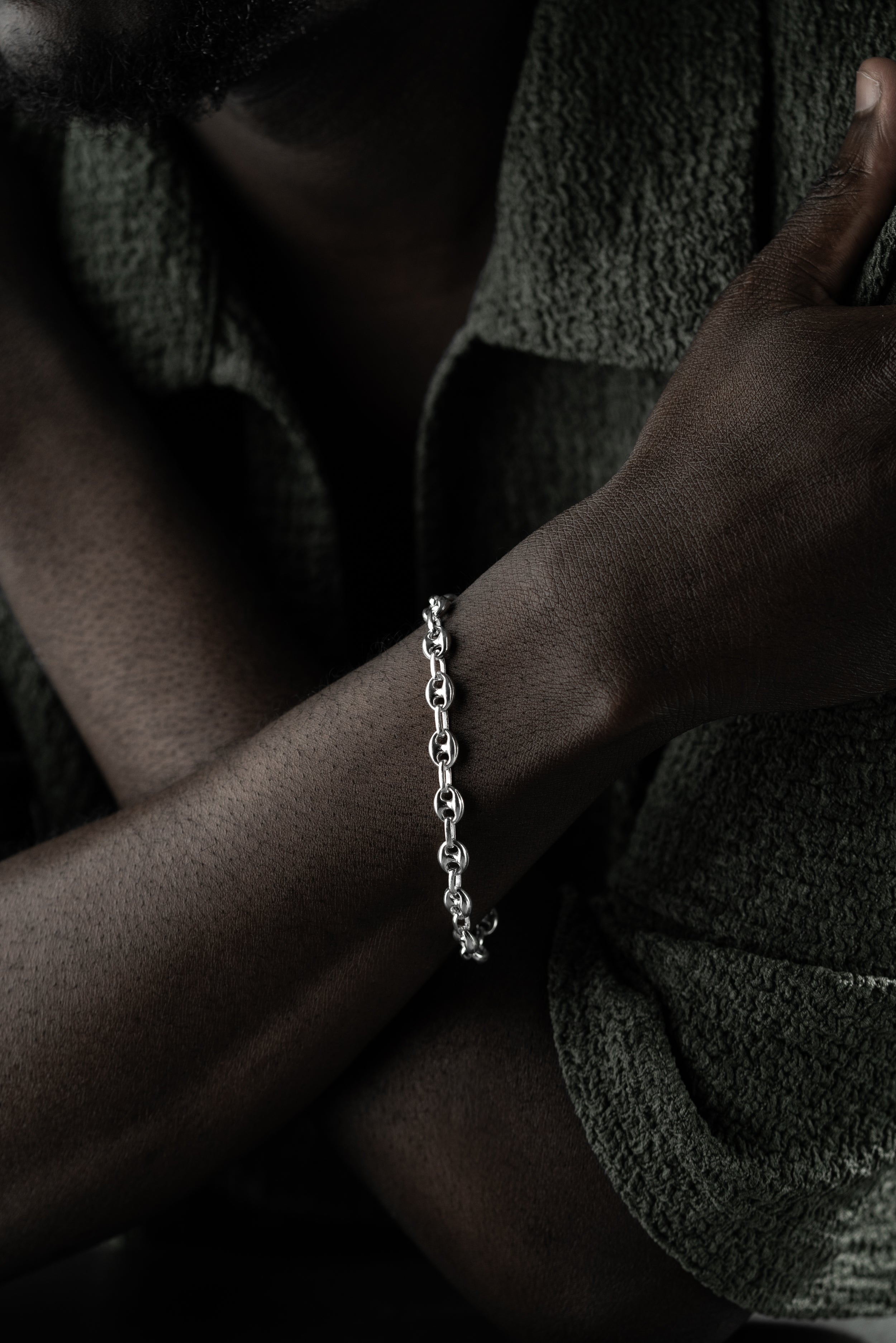 Silbernes 6mm Armband von Ketten Boss aus 925er Silber, detailreiche Oberfläche, elegantes Schmuckstück für Damen und Herren.