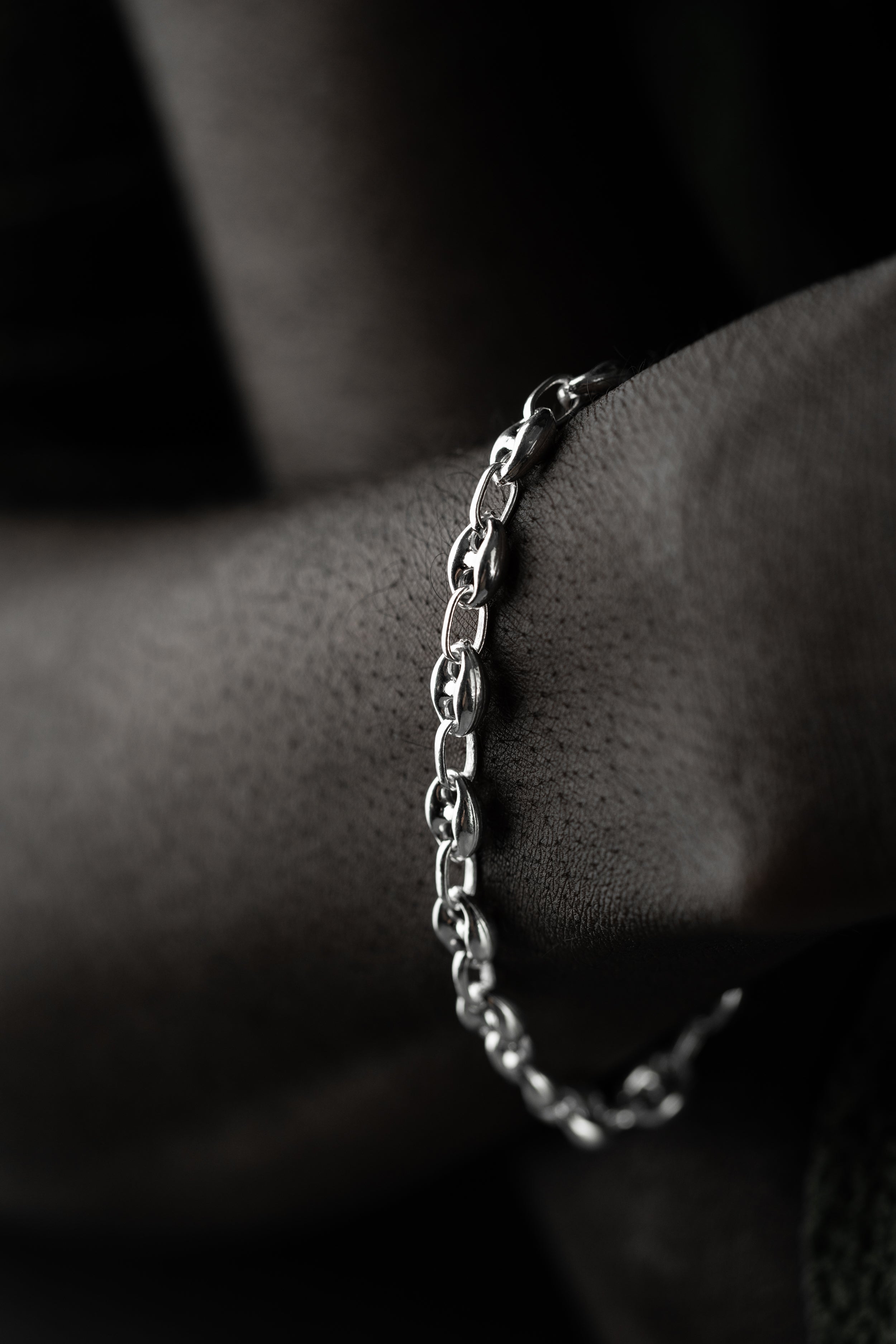 Silberarmband 6mm von Ketten Boss aus 925er Silber, detailreiche Oberfläche und elegantes Design sichtbar im Bild