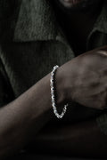 ANSCHLAG ANKER BLUE DIAMOND ARMBAND 5MM aus 925er Silber, elegantes Schmuckstück mit blauen Diamanten an einem Handgelenk.