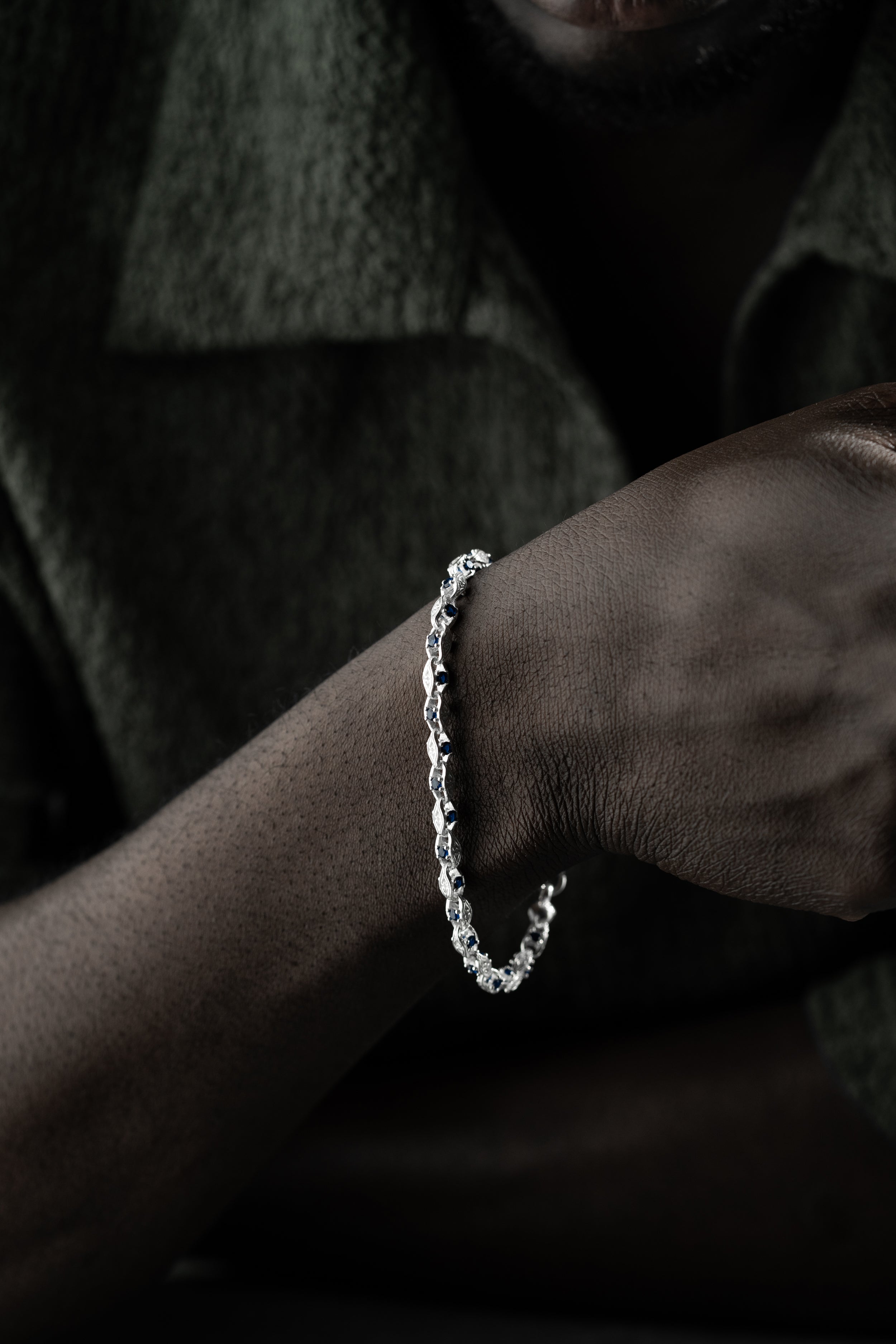 ANSCHLAG ANKER BLUE DIAMOND ARMBAND 5MM aus 925er Silber, elegantes Schmuckstück mit blauen Diamanten an einem Handgelenk.