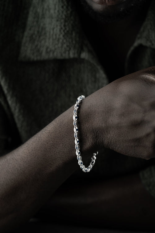 ANSCHLAG ANKER BLUE DIAMOND ARMBAND 5MM aus 925er Silber, elegantes Schmuckstück mit blauen Diamanten an einem Handgelenk.