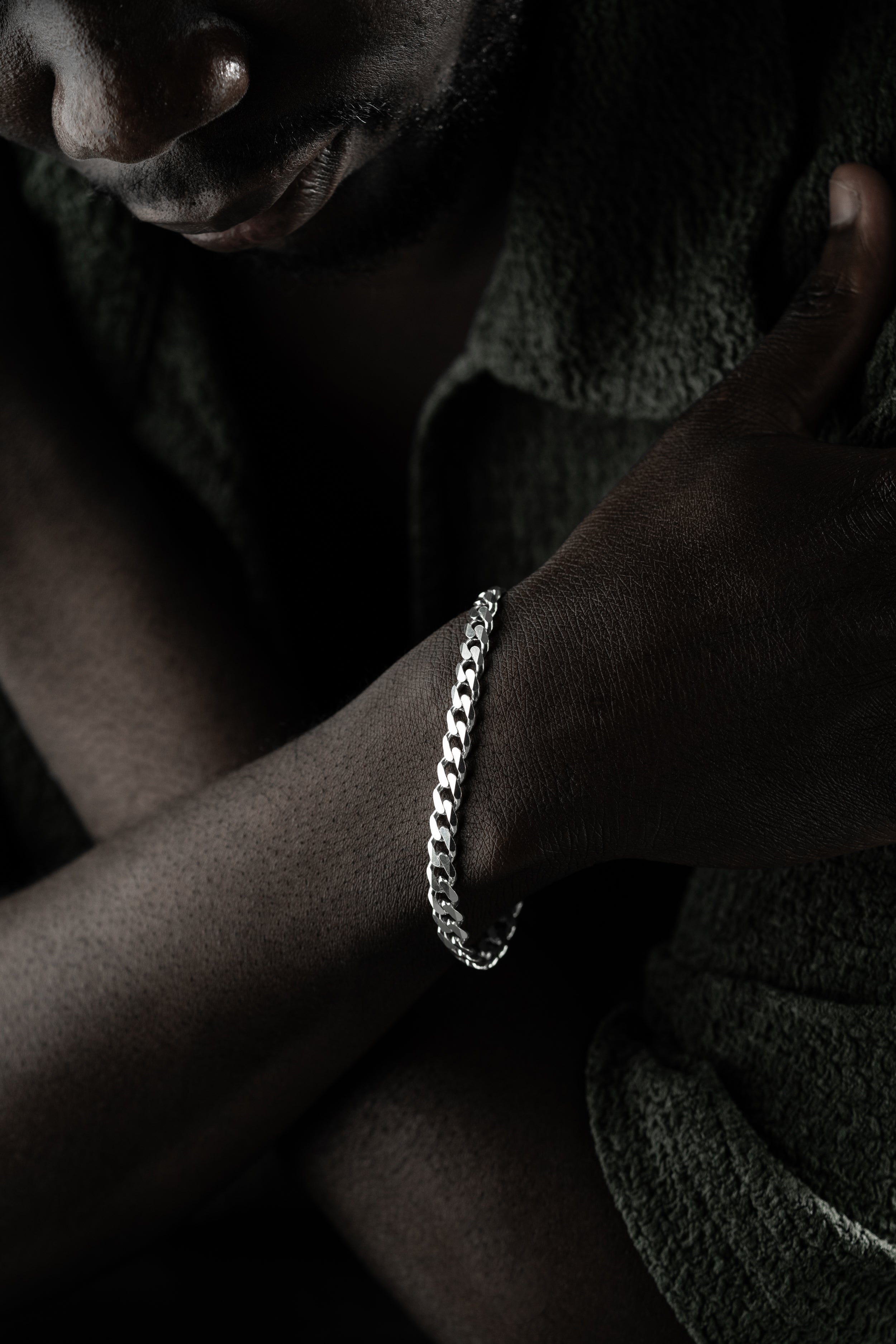 Silbernes PANZER ARMBAND 5mm von Ketten Boss, 925er Sterlingsilber mit robustem Design, liegt flach auf weißem Hintergrund