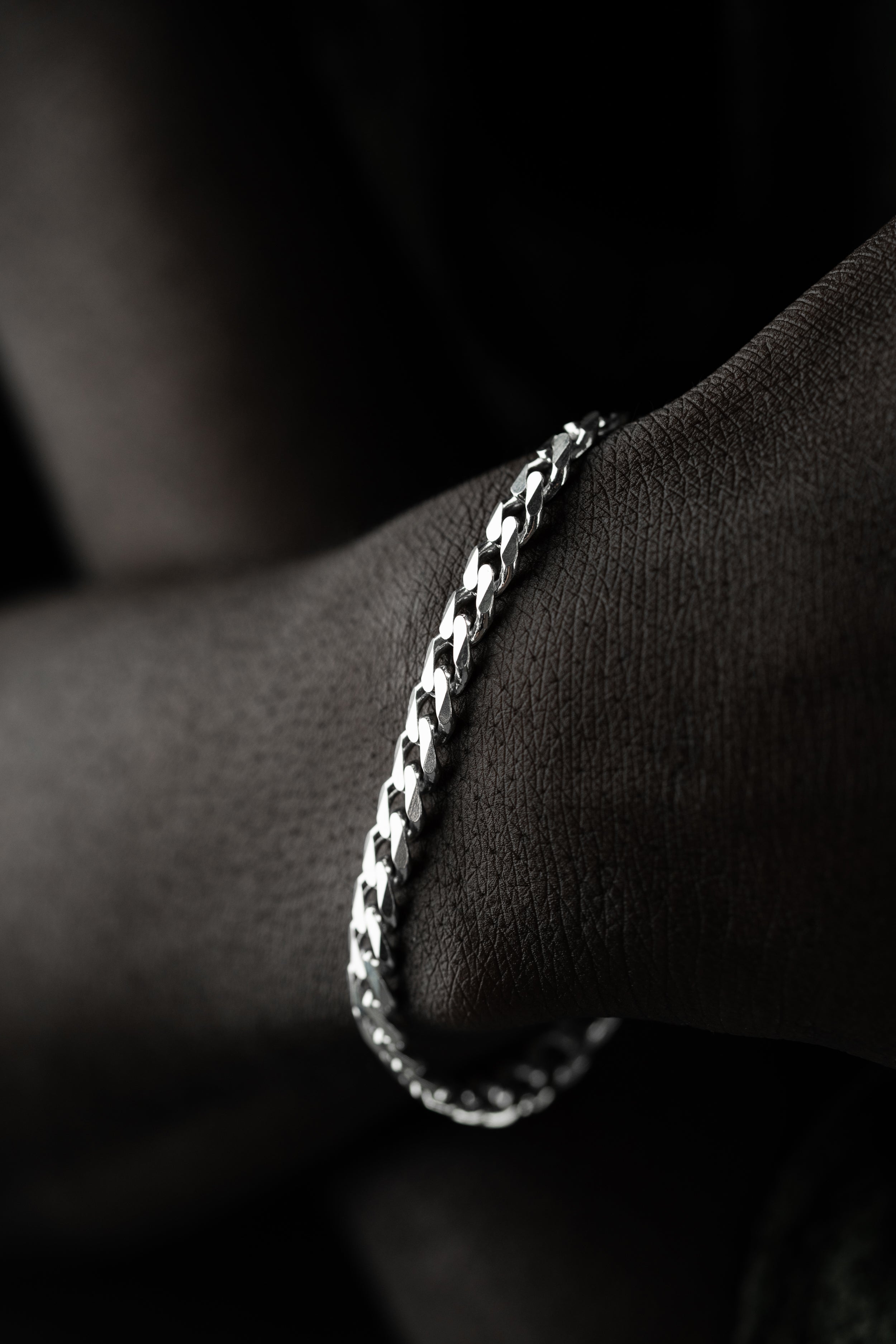 Panzerarmband aus 925 Silber, 5 mm breit, von Ketten Boss, detailreiche Oberfläche und robustes Design sichtbar.