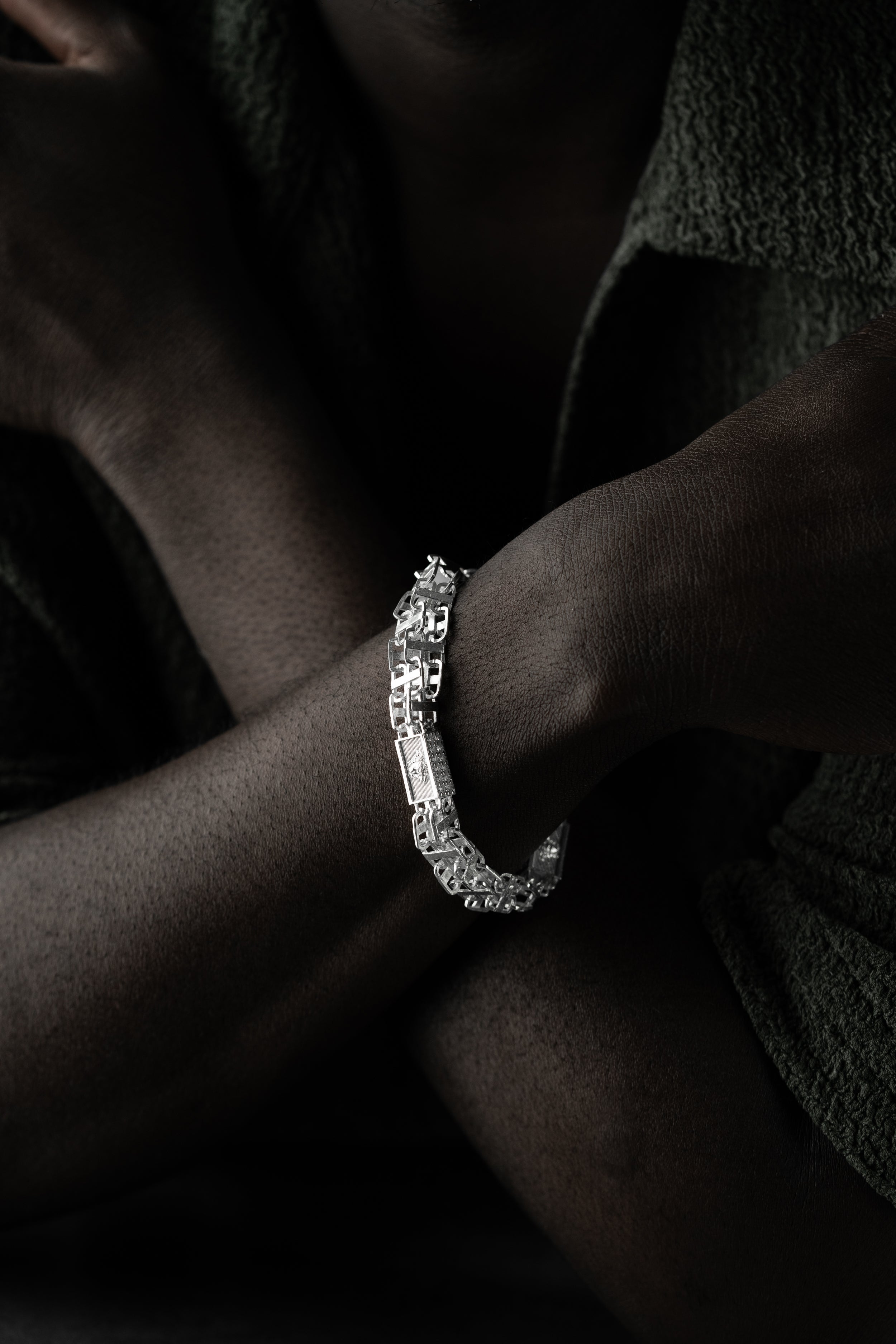 Grobes BIG KÄFIG Armband aus 925er Silber von Ketten Boss, detaillierte Oberflächenstruktur, elegantes Schmuckstück.