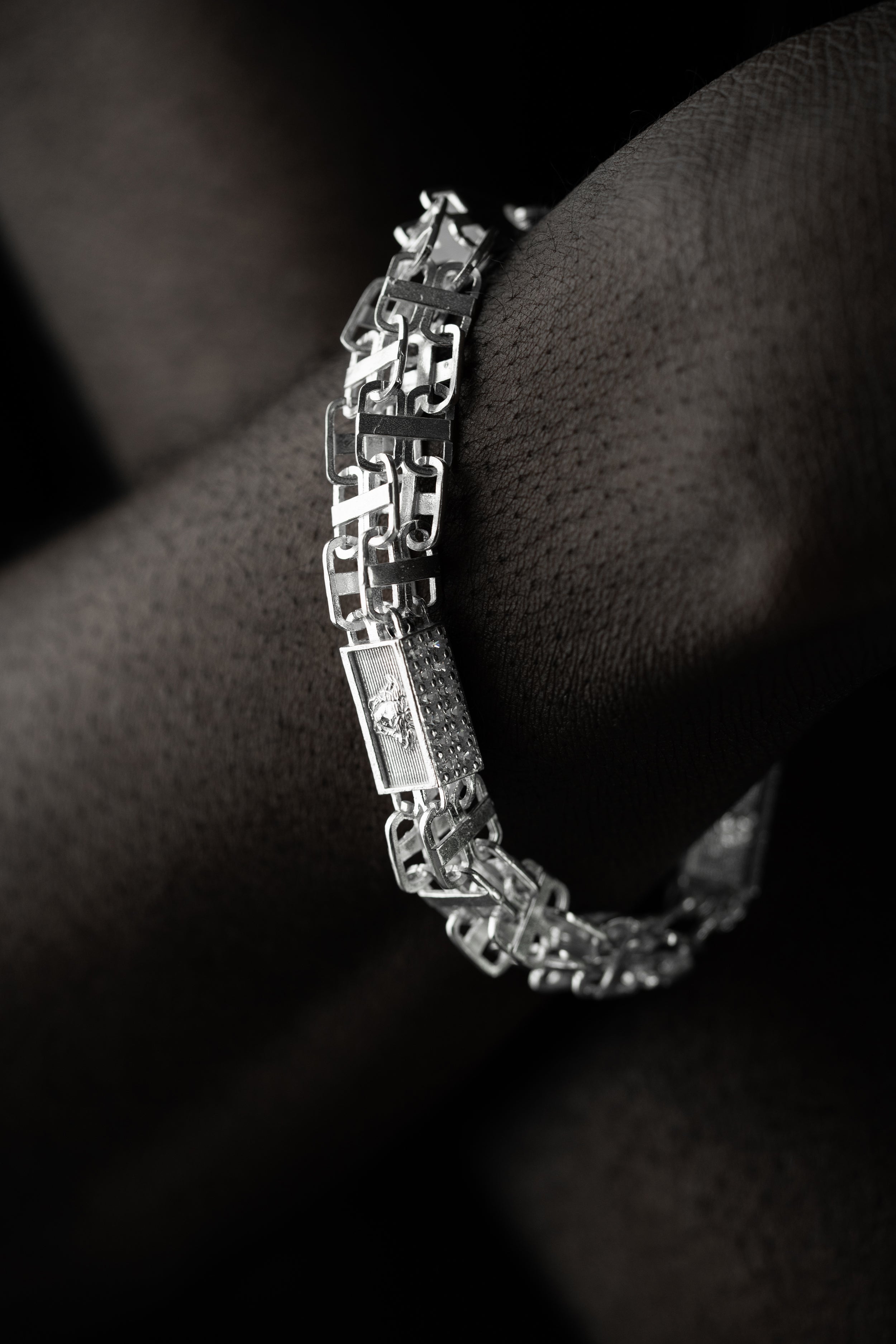 BIG KÄFIG Armband aus 925 Silber von Ketten Boss, detaillierte silberne Armreif mit keltischem Design, auf hellgrauem Hintergrund