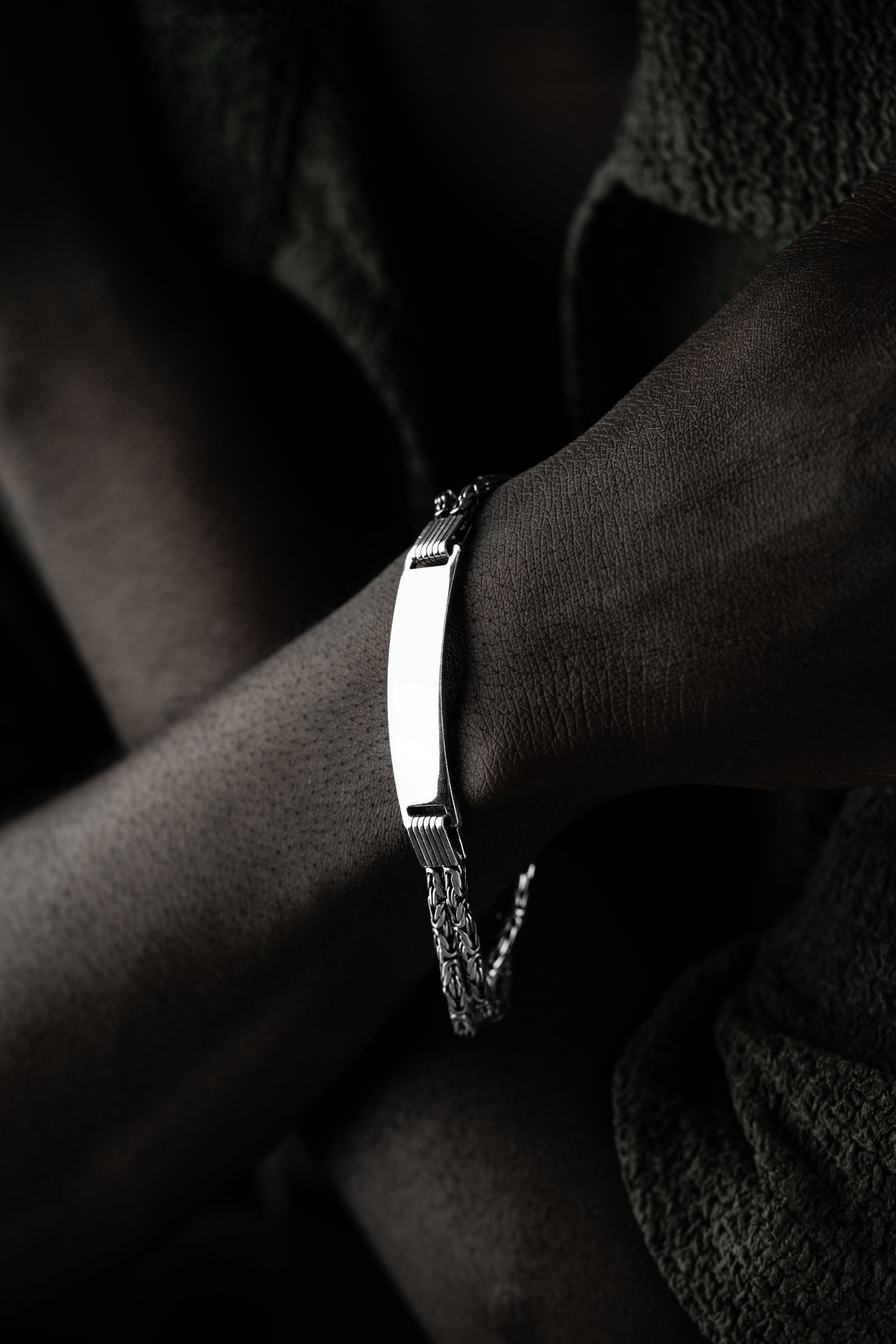 Königsarmband Duo aus 925 Silber mit Gravur, stilvolles Schmuckstück, zeigt detaillierte Silberarmbänder mit Gravurmuster