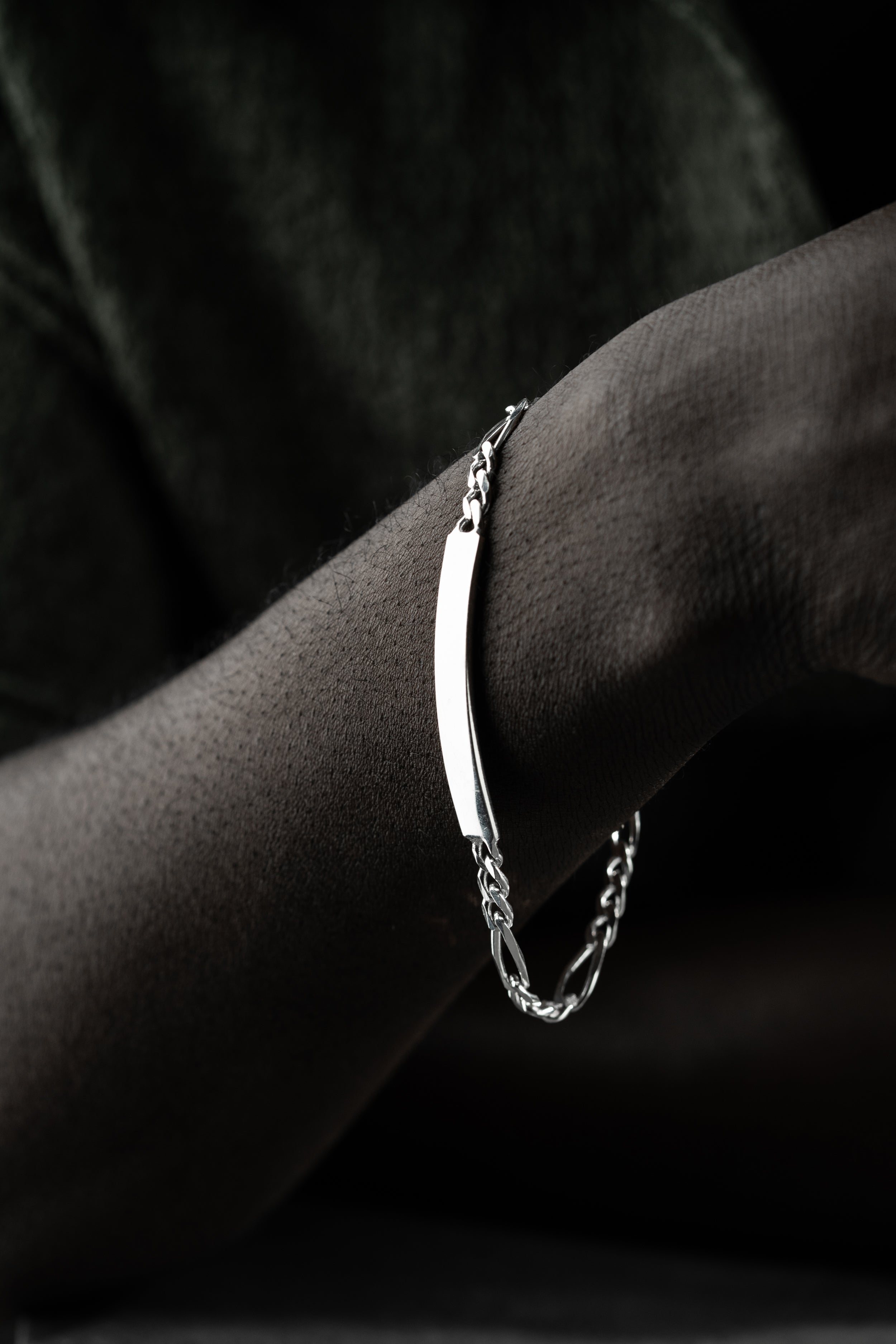 Grobes BIG FIGARO Armband mit Gravur aus 925 Silber, detailreiche Ketten Boss Schmuck, stilvoll und elegant.