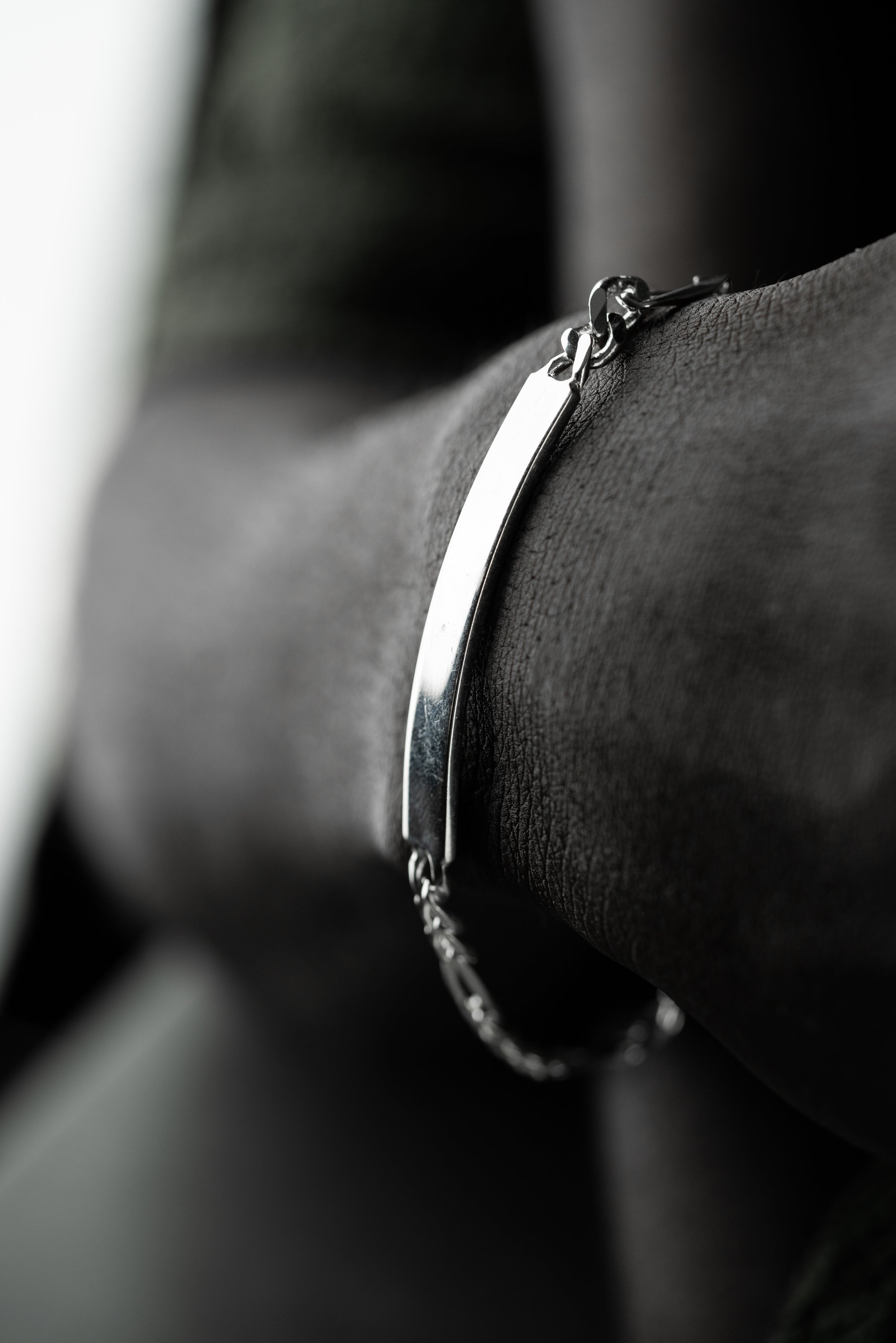 Grobes Silberarmband mit Gravur, BIG FIGARO Design, 925er Silber, von Ketten Boss, elegantes Schmuckstück für das Handgelenk