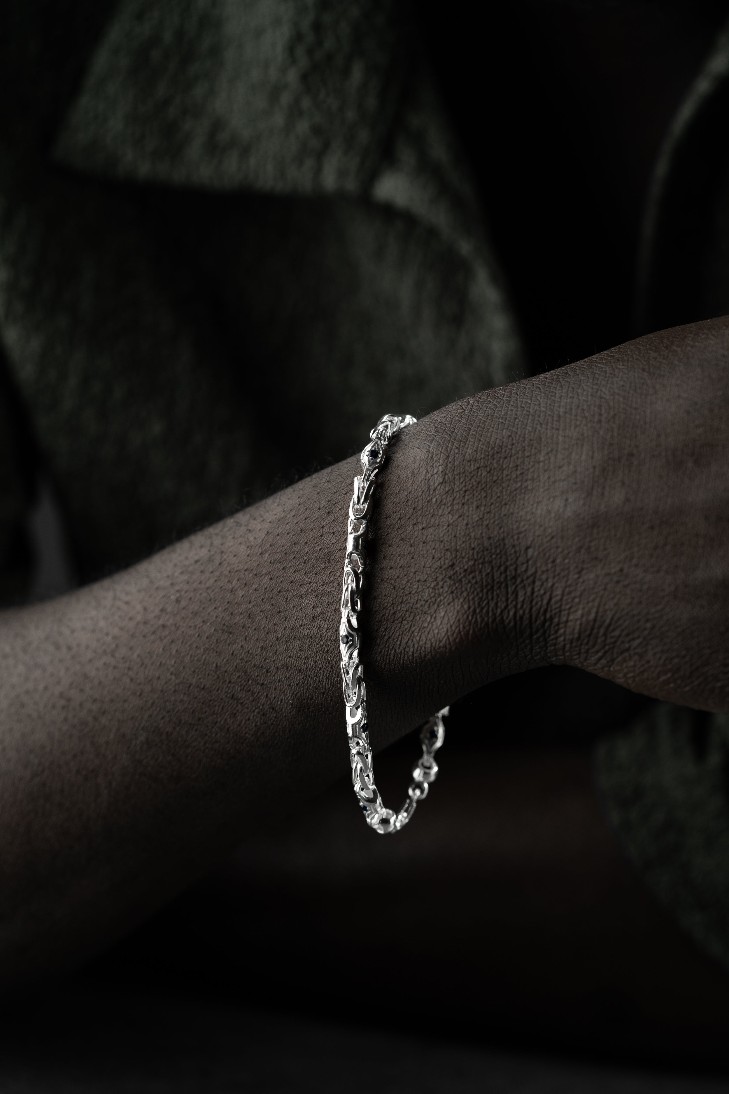 Silberarmband mit 4 mm MYX Design von Ketten Boss, glänzendes 925 Silber, detailreiche Oberfläche, elegantes Schmuckstück