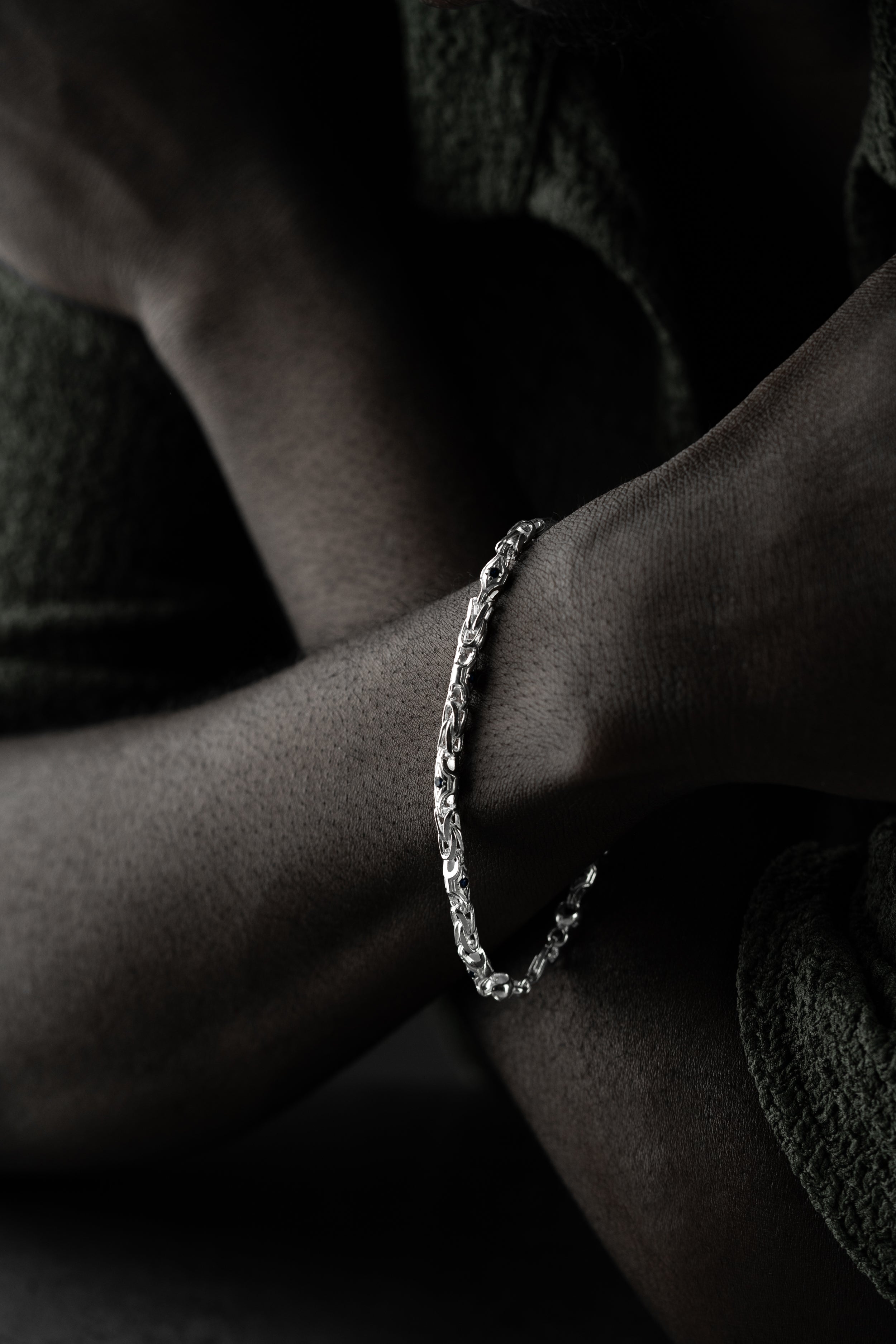 Silberarmband von Ketten Boss, MYX ARMBAND 4mm, aus 925er Silber, detailreiche Oberfläche, elegantes Schmuckstück.