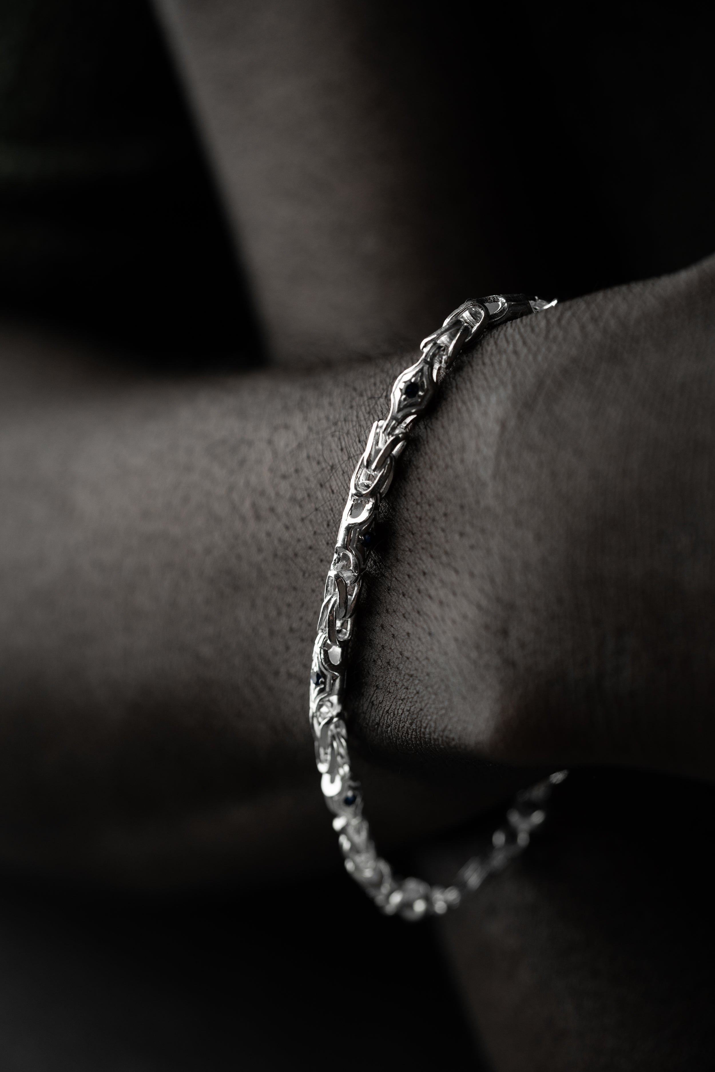 MYX Armband 4mm aus 925 Silber, glänzendes Schmuckstück mit Ketten Boss Markierung, zeigt detailreiche Verarbeitung und elegantes Design