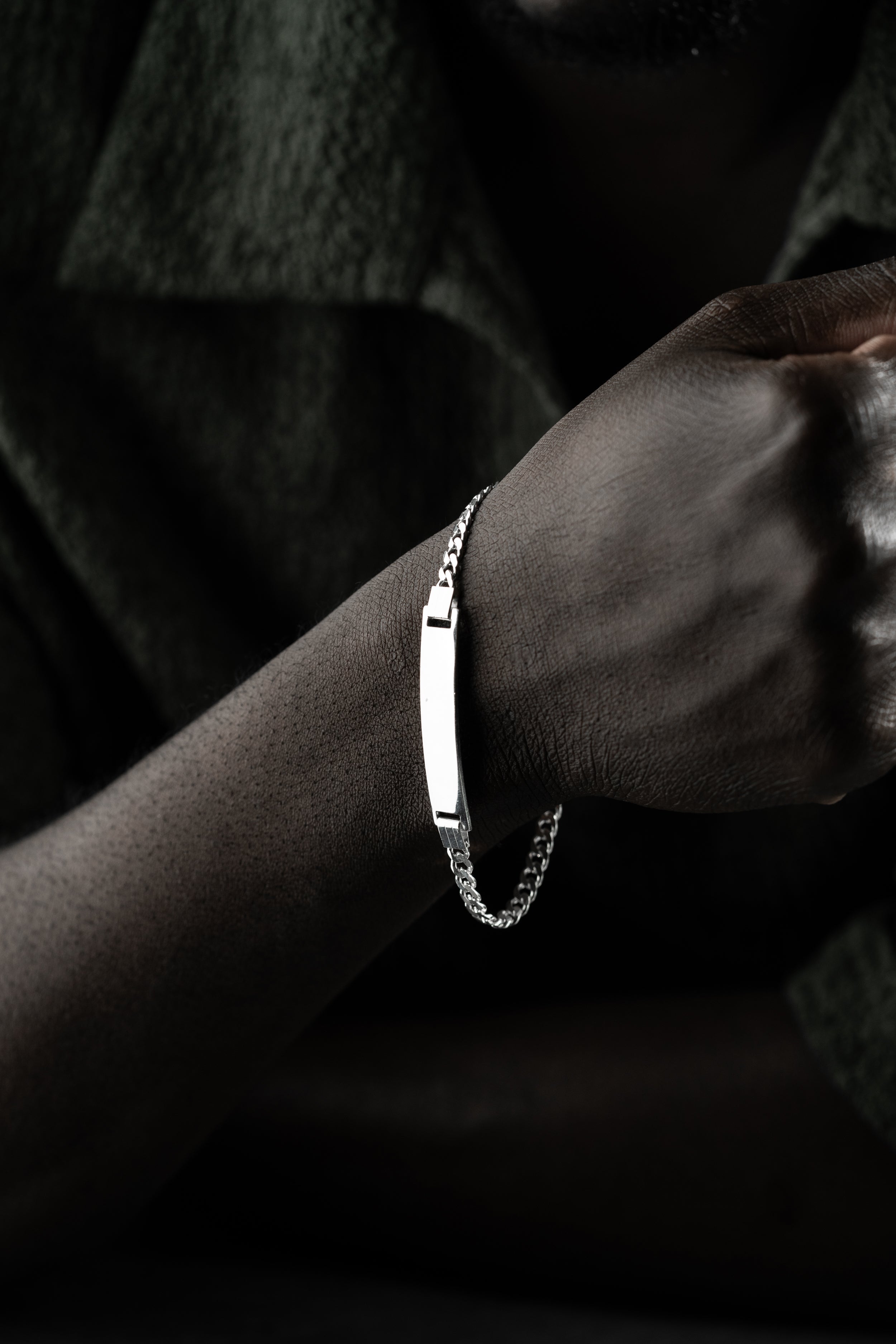 Silberner Panzer-Armband mit Gravur, 925 Silber, detailreiche Muster und personalisierte Gravur, stilvoll und robust.