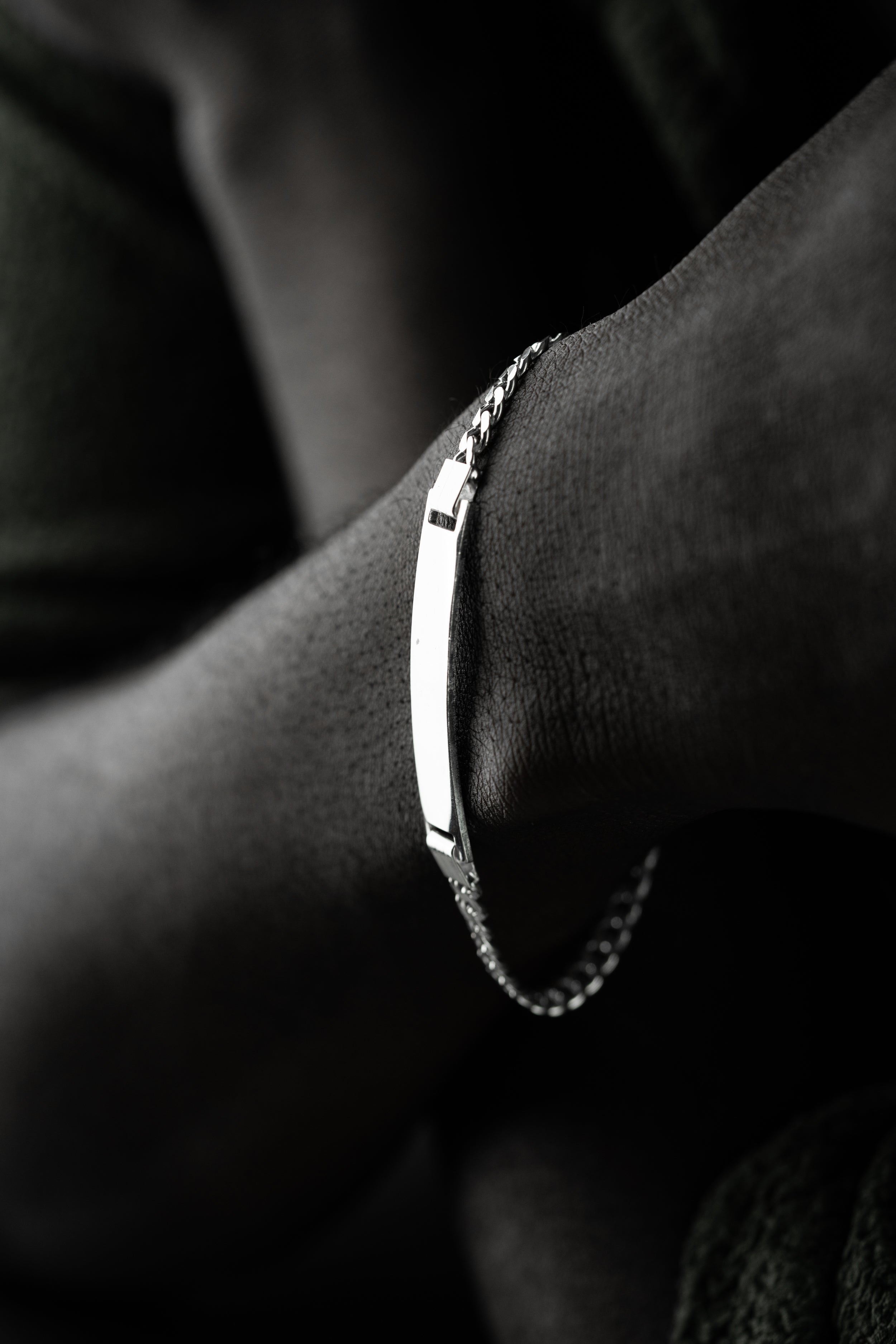 Silbernes Panzer-Armband mit Gravur, Ketten Boss, detailreiche Oberfläche und personalisierte Gravur, edles Schmuckstück
