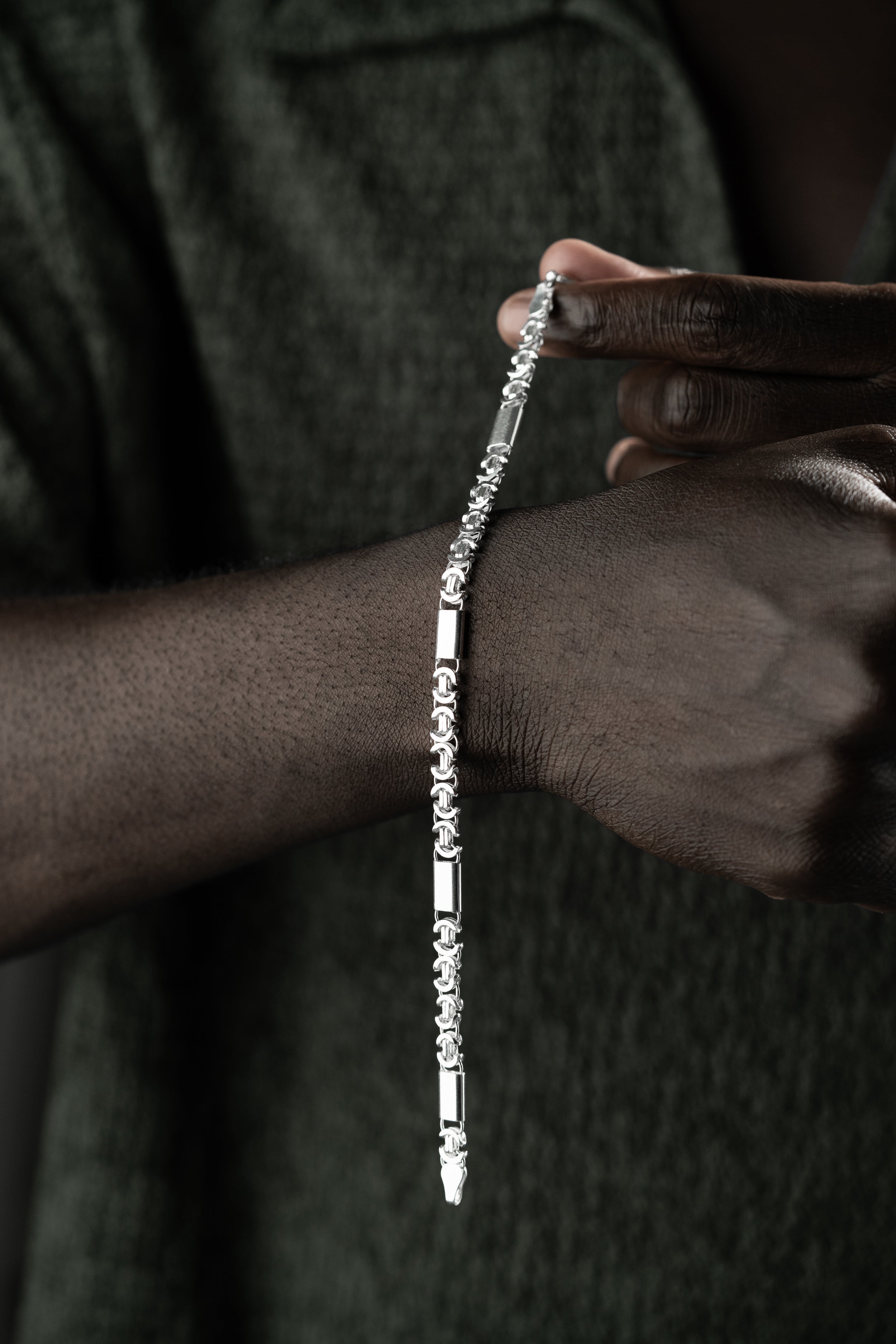 Diamantiertes 5mm flaches Silberarmband von Ketten Boss, elegantes Schmuckstück mit 925er Silber.