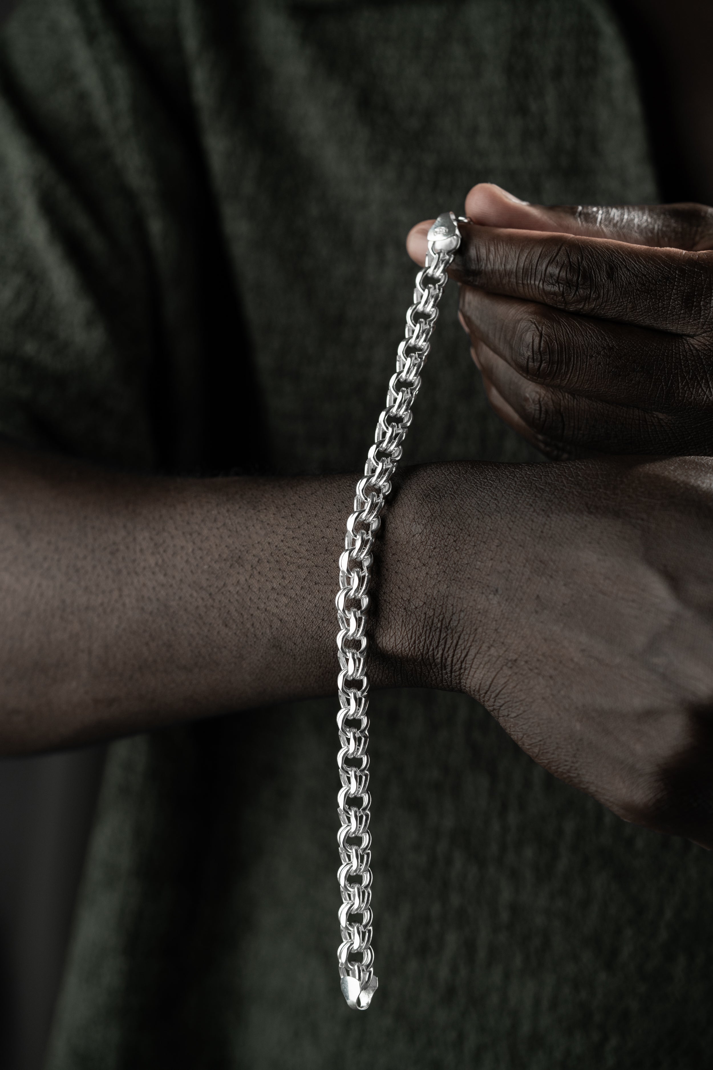Elegantes Armband aus 925 Silber mit 6 mm Breite von Ketten Boss, detailreiche Oberfläche, stilvolles Schmuckstück.