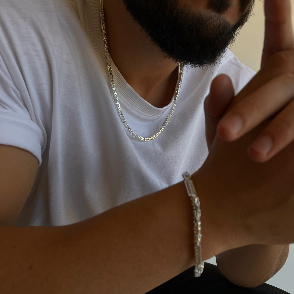 Elegante Kette mit Strasssteinen aus 925 Silber, veredelt von Ketten Boss, detailreiche Schmuckkette mit funkelnden Steinen
